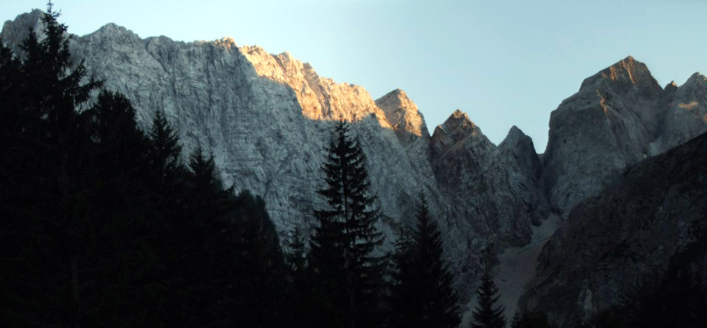 Foto: Datzi / Wandertour / Wandertour zum Jalovec mit sehr schwieriger Gratüberschreitung an der slowenischen u. Italienischen Grenze / Blick vom Dom Tamraju zum Jalovec (der höchste Gipfel ist der Jalovec) / 15.08.2011 20:12:28