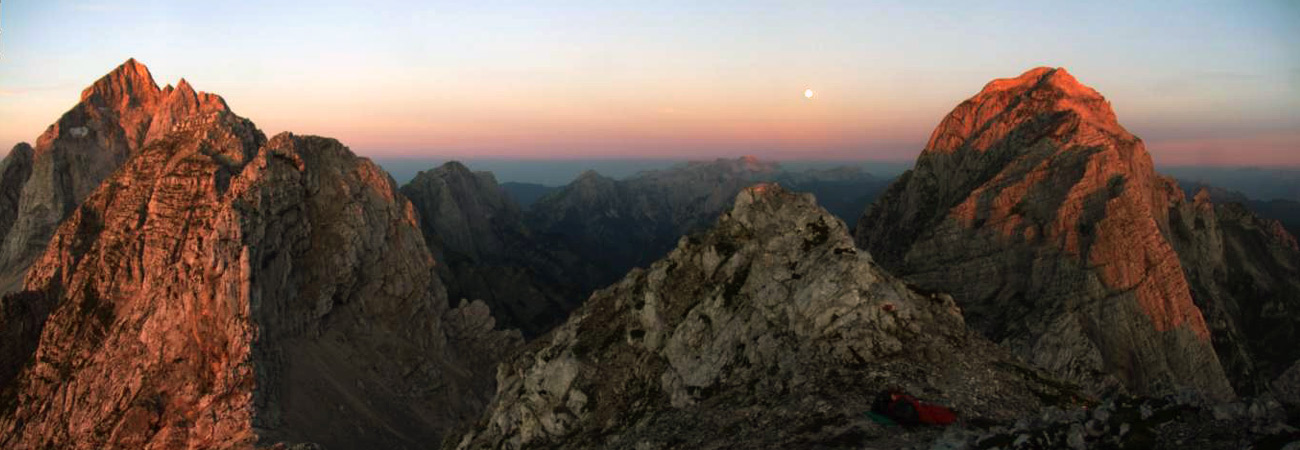 Foto: Datzi / Wandertour / Wandertour zum Jalovec mit sehr schwieriger Gratüberschreitung an der slowenischen u. Italienischen Grenze / Der Sonnenaufgang mit Biwak am Veunza (2343m) und mit Vollmonduntergang / 15.08.2011 20:12:40
