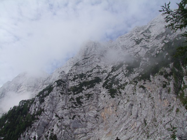 Foto: Datzi / Wandertour / Wandertour zum Jalovec mit sehr schwieriger Gratüberschreitung an der slowenischen u. Italienischen Grenze / Die Felsaufschwünge beim Anstieg / 15.08.2011 18:05:33