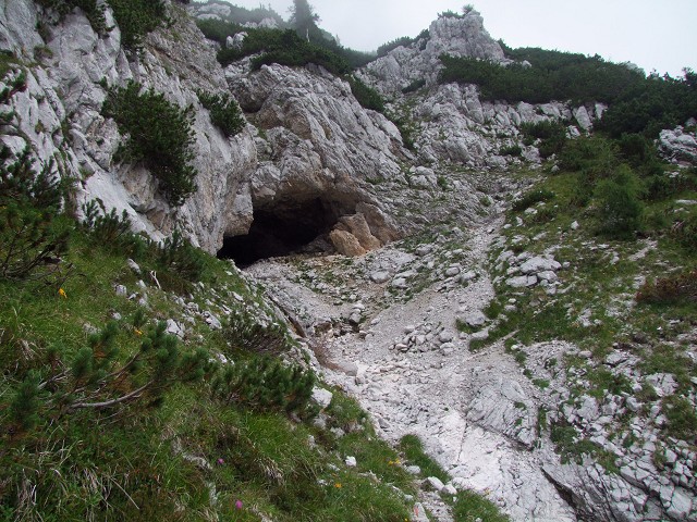 Foto: Datzi / Wandertour / Wandertour zum Jalovec mit sehr schwieriger Gratüberschreitung an der slowenischen u. Italienischen Grenze / Die Hölle beim Anstieg (Für den Unterstand bei Schlechtwetter) / 15.08.2011 18:05:50