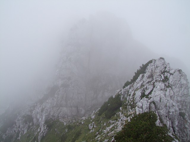 Foto: Datzi / Wandertour / Wandertour zum Jalovec mit sehr schwieriger Gratüberschreitung an der slowenischen u. Italienischen Grenze / Der Mächtige Felsaufschwung den man rechts umgeht. Man sieht den Pfad / 15.08.2011 18:06:40
