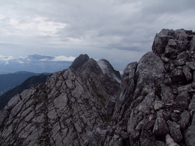 Foto: Datzi / Wandertour / Wandertour zum Jalovec mit sehr schwieriger Gratüberschreitung an der slowenischen u. Italienischen Grenze / Ein Stück ebener Platz wo ich den Regen übertauern konnte / 15.08.2011 18:07:13