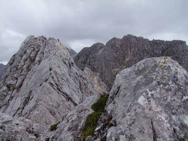 Foto: Datzi / Wandertour / Wandertour zum Jalovec mit sehr schwieriger Gratüberschreitung an der slowenischen u. Italienischen Grenze / Kurz vor dem Band (siehe Markierung) im Hintergrund der Strugova, auf den Hellen Felsen führt der Klettersteig hoch / 15.08.2011 18:07:21