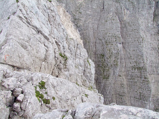 Foto: Datzi / Wandertour / Wandertour zum Jalovec mit sehr schwieriger Gratüberschreitung an der slowenischen u. Italienischen Grenze / Auch hier eine Stelle(siehe Markierung) hier steigt man auf einen Band ab, und steigt seitlich wieder an. Am Ende des Bandes ein senkrechter Abfall ins Tal und das ganze ohne Sicherung, aber guter Halt für Hand und Füße / 15.08.2011 18:07:29