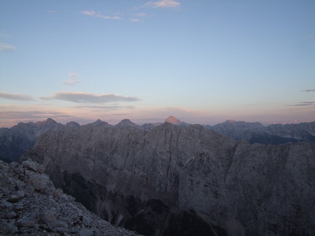 Foto: Datzi / Wandertour / Wandertour zum Jalovec mit sehr schwieriger Gratüberschreitung an der slowenischen u. Italienischen Grenze / Blich zu den mächtigen Felwände die ins Tal abfallen / 15.08.2011 18:08:31