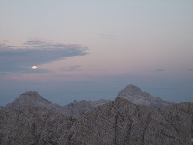 Foto: Datzi / Wandertour / Wandertour zum Jalovec mit sehr schwieriger Gratüberschreitung an der slowenischen u. Italienischen Grenze / Blick zum Triglav wo der Vollmond zum Teil hinter den Wolkenfetzen veschwindet / 15.08.2011 18:08:38