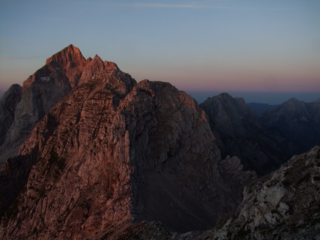 Foto: Datzi / Wandertour / Wandertour zum Jalovec mit sehr schwieriger Gratüberschreitung an der slowenischen u. Italienischen Grenze / Der Sonnenaufgang mit Blick zum Jalovec / 15.08.2011 18:08:57