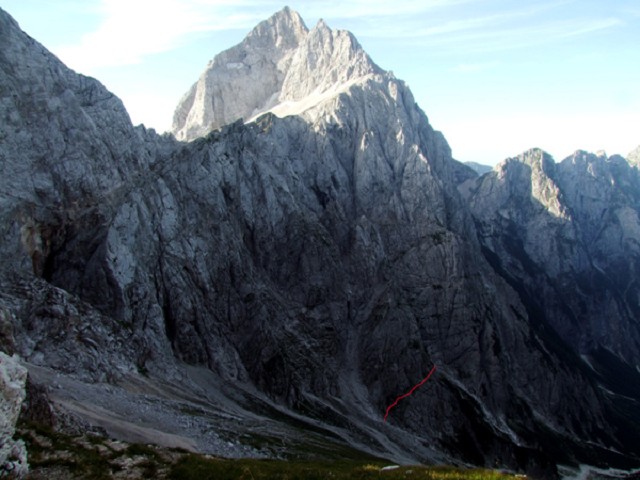 Foto: Datzi / Wandertour / Wandertour zum Jalovec mit sehr schwieriger Gratüberschreitung an der slowenischen u. Italienischen Grenze / Der Jalovec - rot gekennzeichnet der Steig der sich bis zum Einstieg in den Klettersteig zieht / 15.08.2011 18:09:11