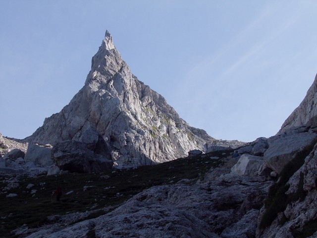Foto: Datzi / Wandertour / Wandertour zum Jalovec mit sehr schwieriger Gratüberschreitung an der slowenischen u. Italienischen Grenze / Beim Anstieg des Jalovec nach der Klettersteig (A) ein markanter Gipfel / 15.08.2011 18:09:24