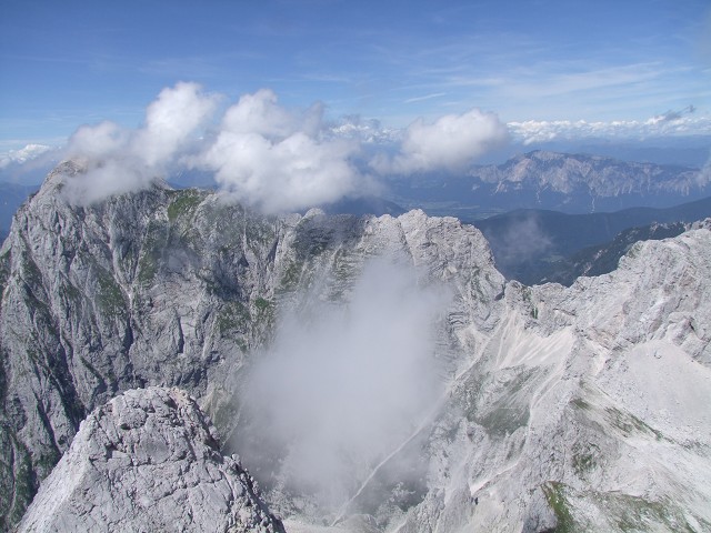 Foto: Datzi / Wandertour / Wandertour zum Jalovec mit sehr schwieriger Gratüberschreitung an der slowenischen u. Italienischen Grenze / Der Gipfel Mangart, am tiefsten Punkt ist das Biwak Tarvisio / 15.08.2011 18:09:30