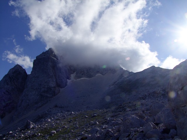Foto: Datzi / Wandertour / Wandertour zum Jalovec mit sehr schwieriger Gratüberschreitung an der slowenischen u. Italienischen Grenze / Beeindruckend: Der Jalovec im Nebel / 15.08.2011 18:09:54