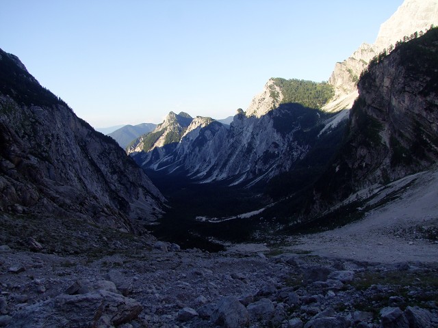 Foto: Datzi / Wandertour / Wandertour zum Jalovec mit sehr schwieriger Gratüberschreitung an der slowenischen u. Italienischen Grenze / Der Blick ins Tal zum Dom nach dem Wiesen und Felsband vom Abstieg des Überganges Kotovo sedlo / 15.08.2011 18:10:09