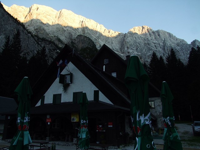 Foto: Datzi / Wandertour / Wandertour zum Jalovec mit sehr schwieriger Gratüberschreitung an der slowenischen u. Italienischen Grenze / Dom Tamarju / 15.08.2011 18:10:32