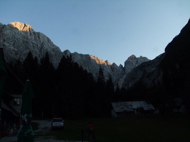 Foto: Datzi / Wandertour / Wandertour zum Jalovec mit sehr schwieriger Gratüberschreitung an der slowenischen u. Italienischen Grenze / Blick vom Dom Tamarju in das Tal wo man absteigt. Im Hintergrund der letzte Gipfel der Jalovec / 15.08.2011 18:10:45