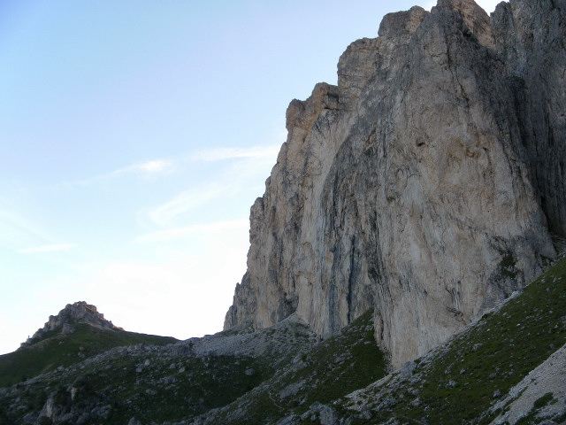Foto: Wolfgang Lauschensky / Wandertour / Cima Settsass 2571m (Weg 23 über Südseite) / Rückblick zum Piccolo Settsass links / 21.08.2011 21:59:29