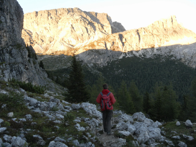 Foto: Wolfgang Lauschensky / Wandertour / Cima Settsass 2571m (Weg 23 über Südseite) / Lagazuoi und Sass di Stria=Hexenstein im Abendlicht / 21.08.2011 21:59:16