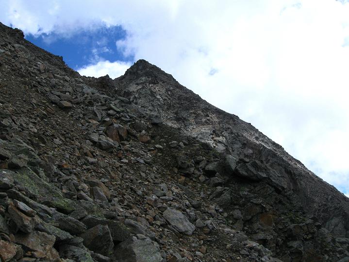 Foto: Andreas Koller / Wandertour / Hochschober Überschreitung (3242m) / Zum ersten Mal zeigt sich recht spitz der Hochschobergipfel / 23.08.2011 16:42:25