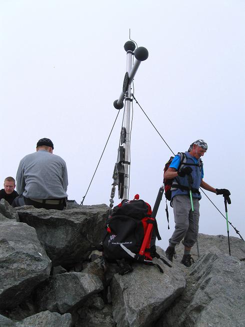 Foto: Andreas Koller / Wandertour / Hochschober Überschreitung (3242m) / Das Gipfelkreuz am Hochschober ist erreicht / 23.08.2011 16:39:29