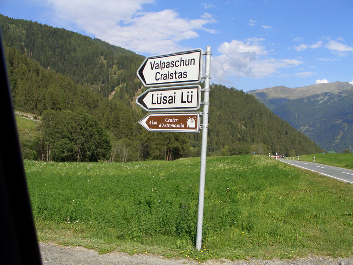 Foto: vince 51 / Wandertour / von Süden auf den Piz Terza / Wegweiser an der Abzweigung von der Ofenpass-Strasse / 21.09.2011 01:04:36