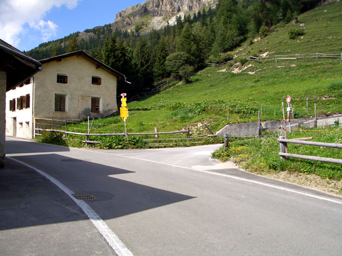 Foto: vince 51 / Wandertour / von Süden auf den Piz Terza / der nach rechts abzweigende Weg führt zur Alp Valmorain, aufgenommen vom Parkplatz / 21.09.2011 01:02:49