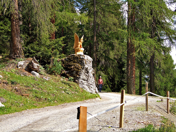 Foto: vince 51 / Wandertour / von Süden auf den Piz Terza / aus Holz geschnitzter Adler am Weg zur Alp Valmorain / 21.09.2011 01:00:54