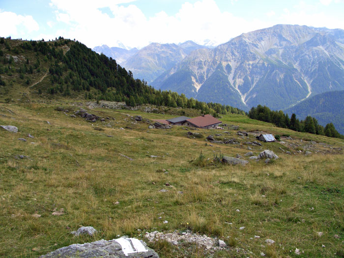 Foto: vince 51 / Wandertour / von Süden auf den Piz Terza / Rückblick auf die Alp Tabladatsch / 21.09.2011 00:56:18