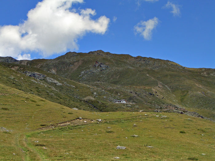 Foto: vince 51 / Wandertour / von Süden auf den Piz Terza / Hirtenhütte der Alp Valmorain / 21.09.2011 00:55:11