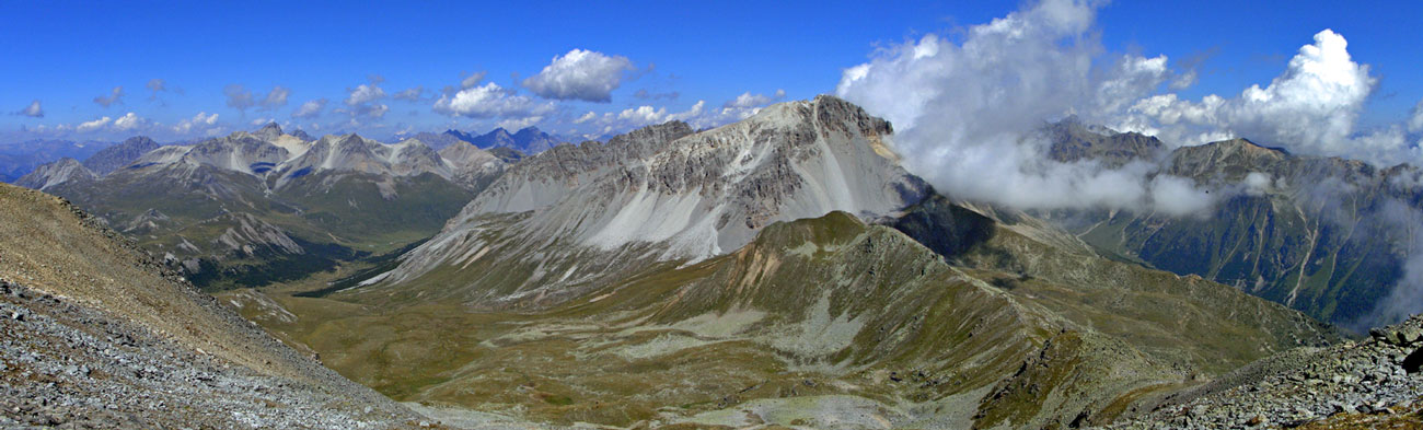 Foto: vince 51 / Wandertour / von Süden auf den Piz Terza / Nord-Panorama mit Piz Muertera, Piz Starlex und, versteckt in der dicken Wolke, Piz Sesvenna / 21.09.2011 00:48:49