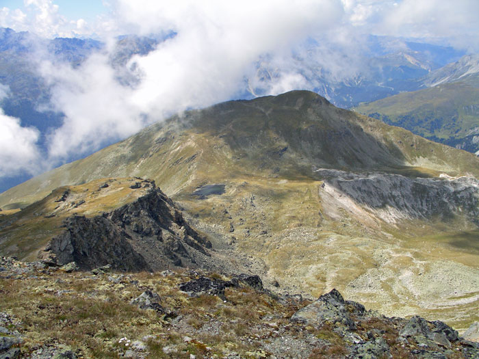 Foto: vince 51 / Wandertour / von Süden auf den Piz Terza / Tiefblick auf die Fourcla Sassalba / 21.09.2011 00:45:10