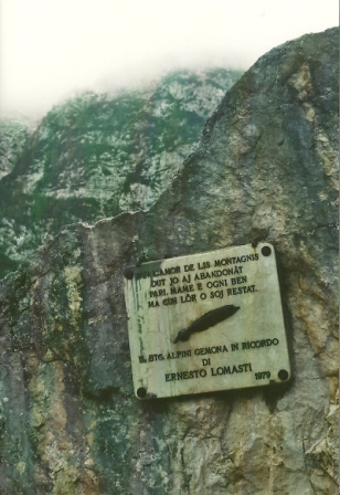 Foto: Wolfgang Dröthandl / Wandertour / Rifugio Zacchi - Runde / Gedenktafel auf der Alpe Vecchia in friulanischer Sprache / 09.11.2011 17:37:50