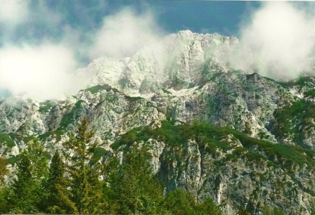 Foto: Wolfgang Dröthandl / Wandertour / Rifugio Zacchi - Runde / Unmittelbar hinter der Hütte ragt die Ponza Grande (Visoki Ponca) auf, Grenzkamm zu Slowenien / 09.11.2011 17:36:46
