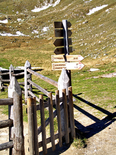 Foto: vince 51 / Wandertour / von der Sesvennahütte auf den Piz Rasass / Wegweiser an der Sesvennahütte / 20.10.2011 23:35:22