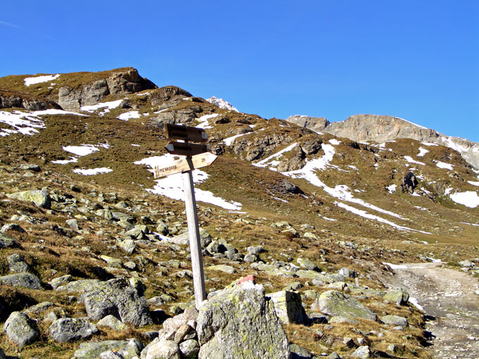 Foto: vince 51 / Wandertour / von der Sesvennahütte auf den Piz Rasass / WW an der Abzweigung vom Weg zum Schlinig-Pass / 20.10.2011 23:34:43