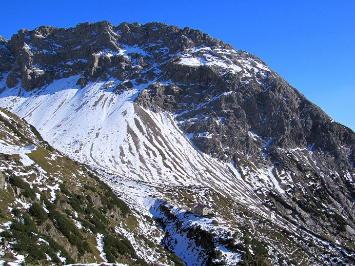 Foto: Andreas Koller / Klettertour / Lange Kante auf den SW Parzinnturm (2590m) / Blick zur Steinsee Hütte / 22.10.2011 20:11:34