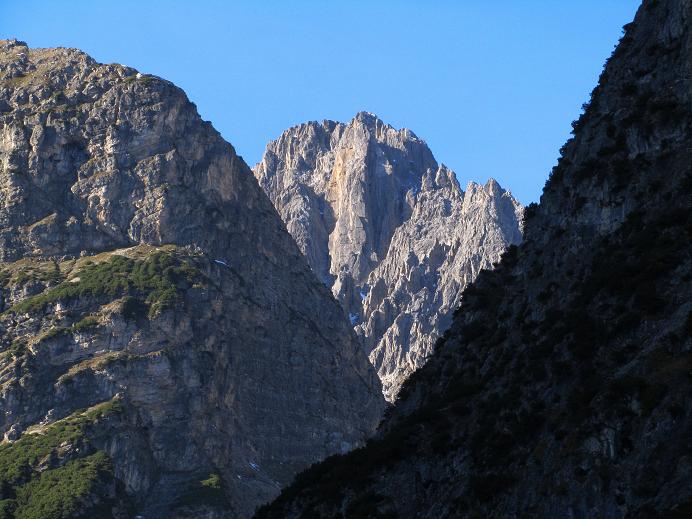 Foto: Andreas Koller / Klettertour / Lange Kante auf den SW Parzinnturm (2590m) / Rückblick auf die Steinkarspitze (2650m) / 22.10.2011 20:08:52