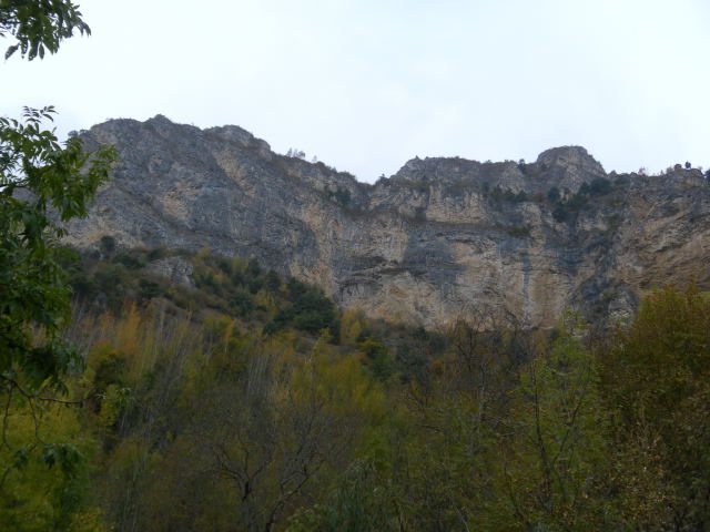Foto: Wolfgang Lauschensky / Klettersteigtour / Ferrata di Camoglieres auf die Crocetta Soprana / die Wand vom Parkplatz aus gesehen / 28.10.2011 21:08:23