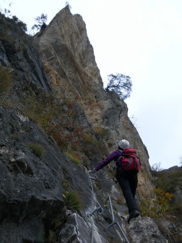 Foto: Wolfgang Lauschensky / Klettersteigtour / Ferrata di Camoglieres auf die Crocetta Soprana / Gratturm der 2. Sektion zur Brücke / 28.10.2011 21:07:00