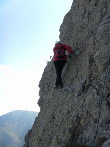 Foto: Wolfgang Lauschensky / Klettersteigtour / Ferrata degli Artisti / ausgesetzte Querung nach der Brücke / 29.10.2011 09:00:49