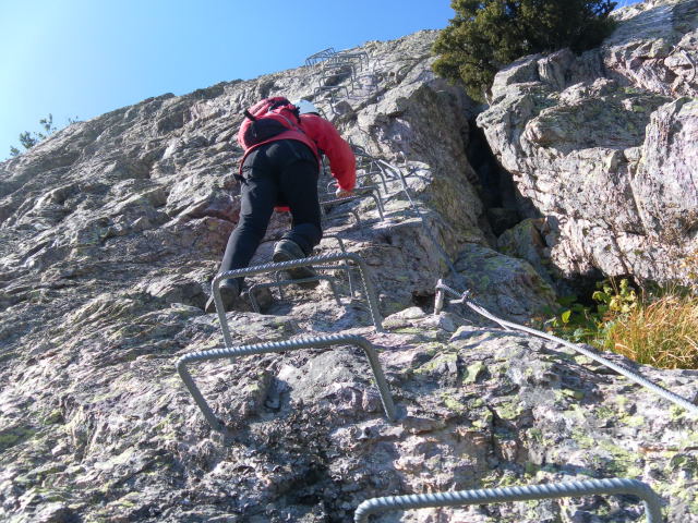 Foto: Wolfgang Lauschensky / Klettersteigtour / Ferrata degli Artisti / aus der Südflanke zur Gratkante / 29.10.2011 09:00:31