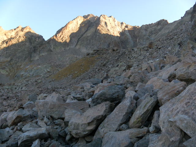 Foto: Wolfgang Lauschensky / Wandertour / Cima Argentera 3297m, Königin der Seealpen / Grashügel und steile Geröllrinne rechts darüber / 29.10.2011 19:08:13