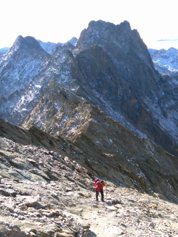 Foto: Wolfgang Lauschensky / Wandertour / Cima Argentera 3297m, Königin der Seealpen / Cima del Baus links und Cima di Nasta rechts aus dem Passo di Dentriti / 29.10.2011 19:07:45