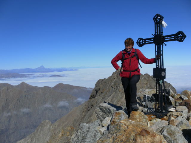 Foto: Wolfgang Lauschensky / Wandertour / Cima Argentera 3297m, Königin der Seealpen / Cima Argentera Sud mit Blick zur etwas niedrigeren Cima Argentera Nord und zum Monviso links über dem Nebelmeer / 29.10.2011 19:05:32