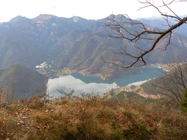 Foto: Wolfgang Lauschensky / Wandertour / Cima d´ Oro bis Cima Pari Kammüberschreitung / Blick zum Ledrosee aus einem Gefechtsstand / 12.12.2011 15:11:08