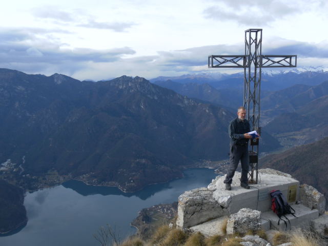 Foto: Wolfgang Lauschensky / Wandertour / Cima d´ Oro bis Cima Pari Kammüberschreitung / Gedenkkreuz über dem Ledrosee / 12.12.2011 15:10:35
