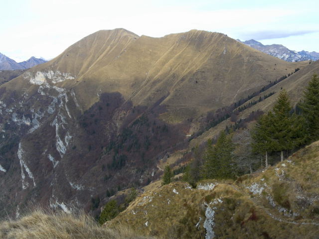 Foto: Wolfgang Lauschensky / Wandertour / Cima d´ Oro bis Cima Pari Kammüberschreitung / Tiefblick zum Tunnel am Westrücken, im Hintergrund die Cima Pari / 12.12.2011 15:10:27