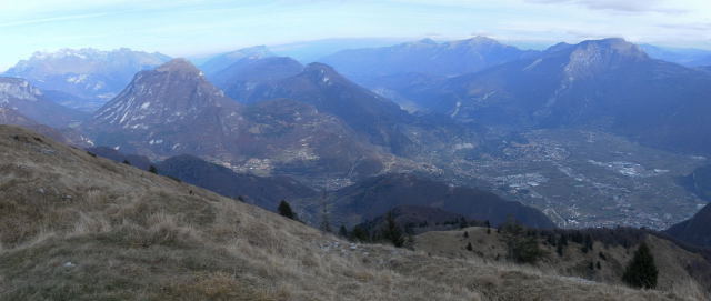 Foto: Wolfgang Lauschensky / Wandertour / Cima d´ Oro bis Cima Pari Kammüberschreitung / Gipfelblick nach Arco und zum Monte Stivo rechts / 12.12.2011 15:10:00