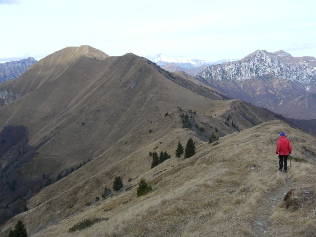 Foto: Wolfgang Lauschensky / Wandertour / Cima d´ Oro bis Cima Pari Kammüberschreitung / Abstieg am NW-Rücken der Cima d'Oro mit Blick zur Cima Pari ganz links / 12.12.2011 15:09:53