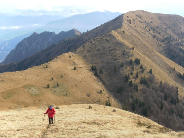 Foto: Wolfgang Lauschensky / Wandertour / Cima d´ Oro bis Cima Pari Kammüberschreitung / steiler Osthang der Cima Sclapa mit Blick zur Cima d'Oro / 12.12.2011 15:09:35