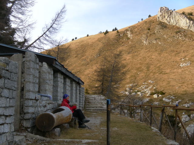 Foto: Wolfgang Lauschensky / Wandertour / Cima d´ Oro bis Cima Pari Kammüberschreitung / verfallene Militärgebäude an der Bocca Saval / 12.12.2011 15:09:01