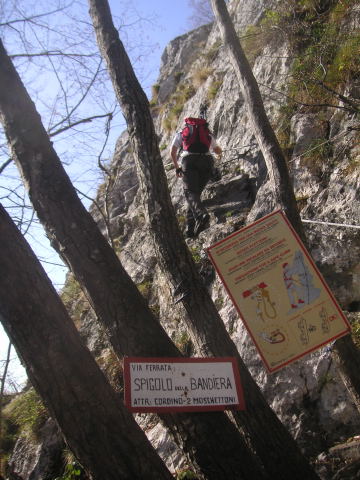 Foto: Wolfgang Lauschensky / Klettersteigtour / Via Ferrata Spigolo della Bandiera und Via Ferrata Ernesto Franco / Einstieg in die Via Ferrata Spigolo della Bandiera / 15.12.2011 22:47:34